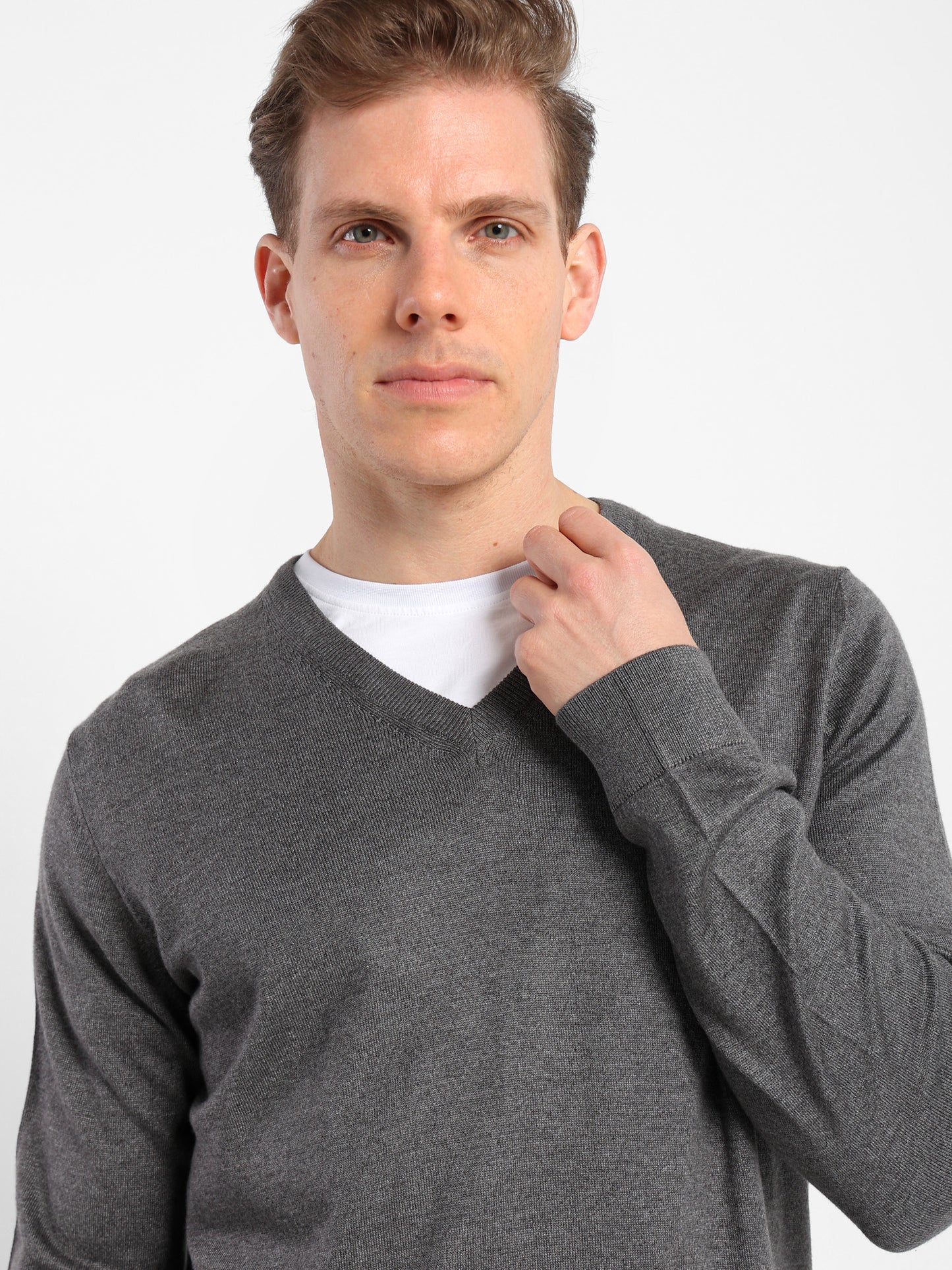 Basic V-Neck Pullover