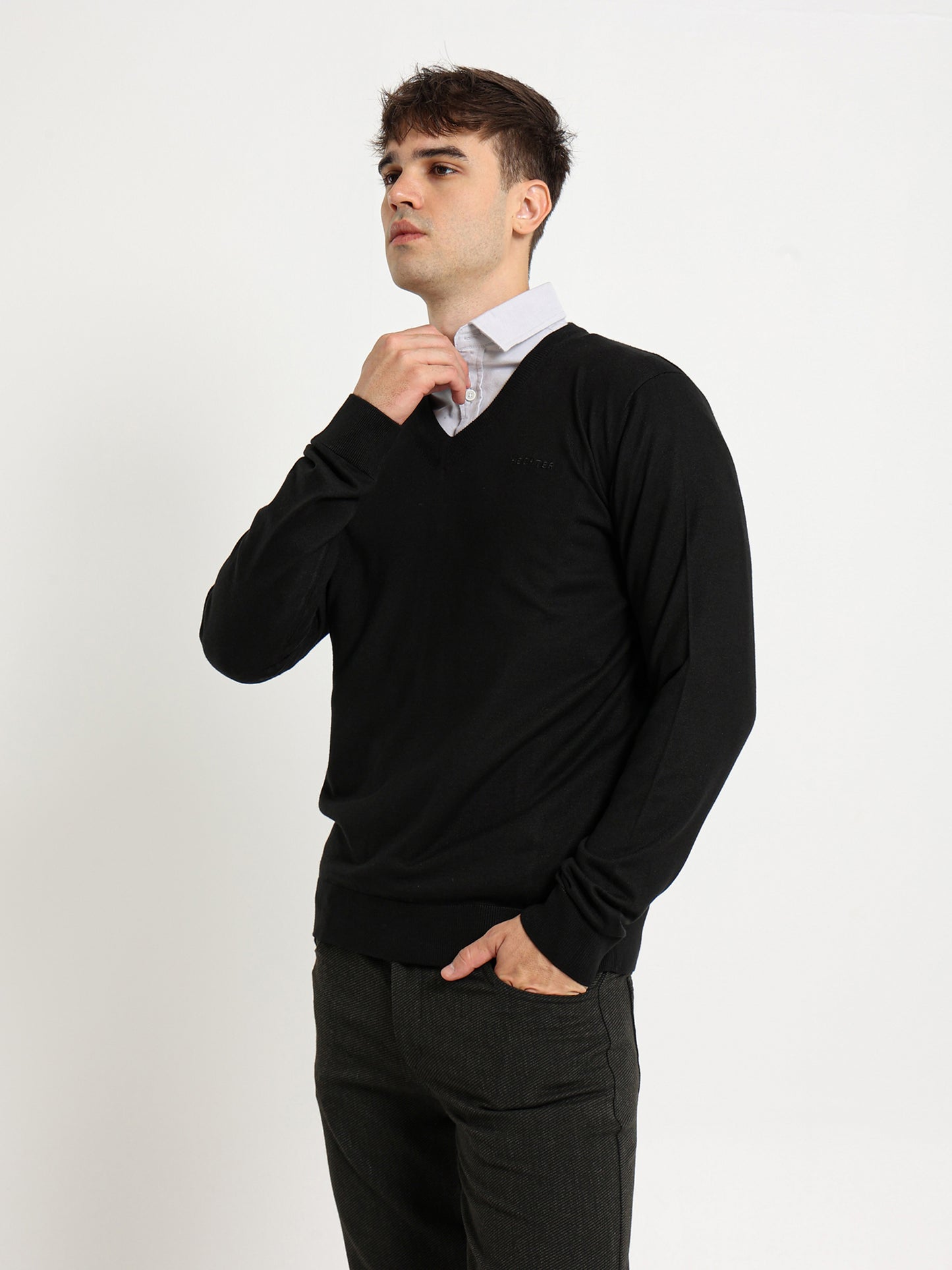 Basic V-Neck Pullover