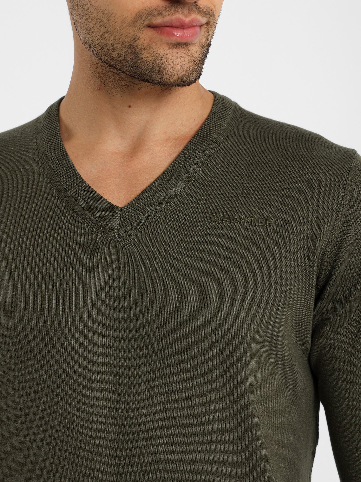 Basic V-Neck Pullover