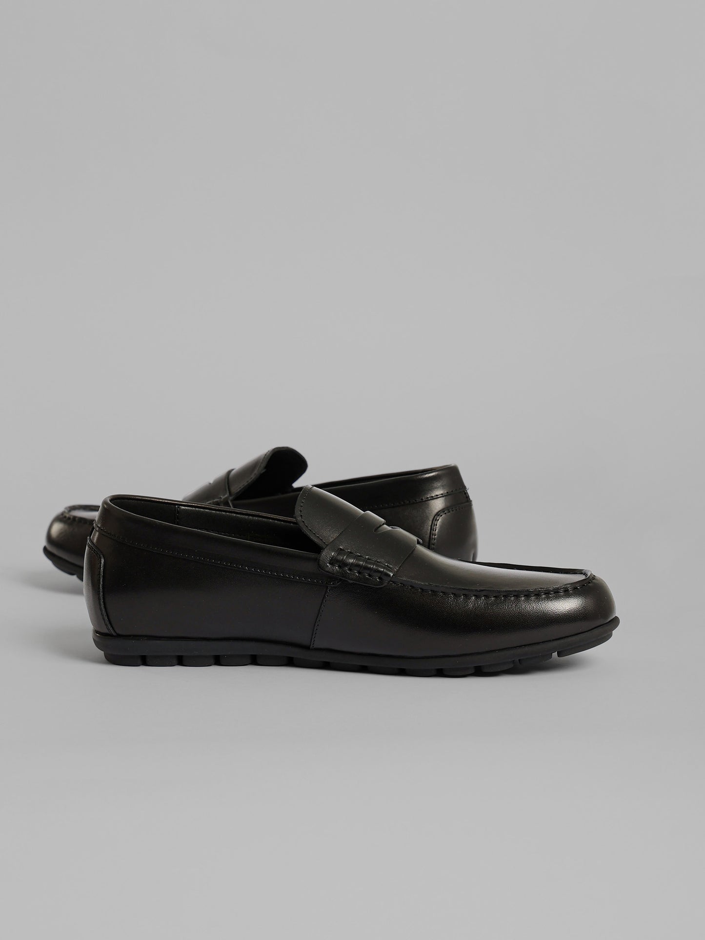 Sleek Profile Solid Semi-Dress Shoes