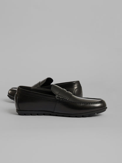 Sleek Profile Solid Semi-Dress Shoes